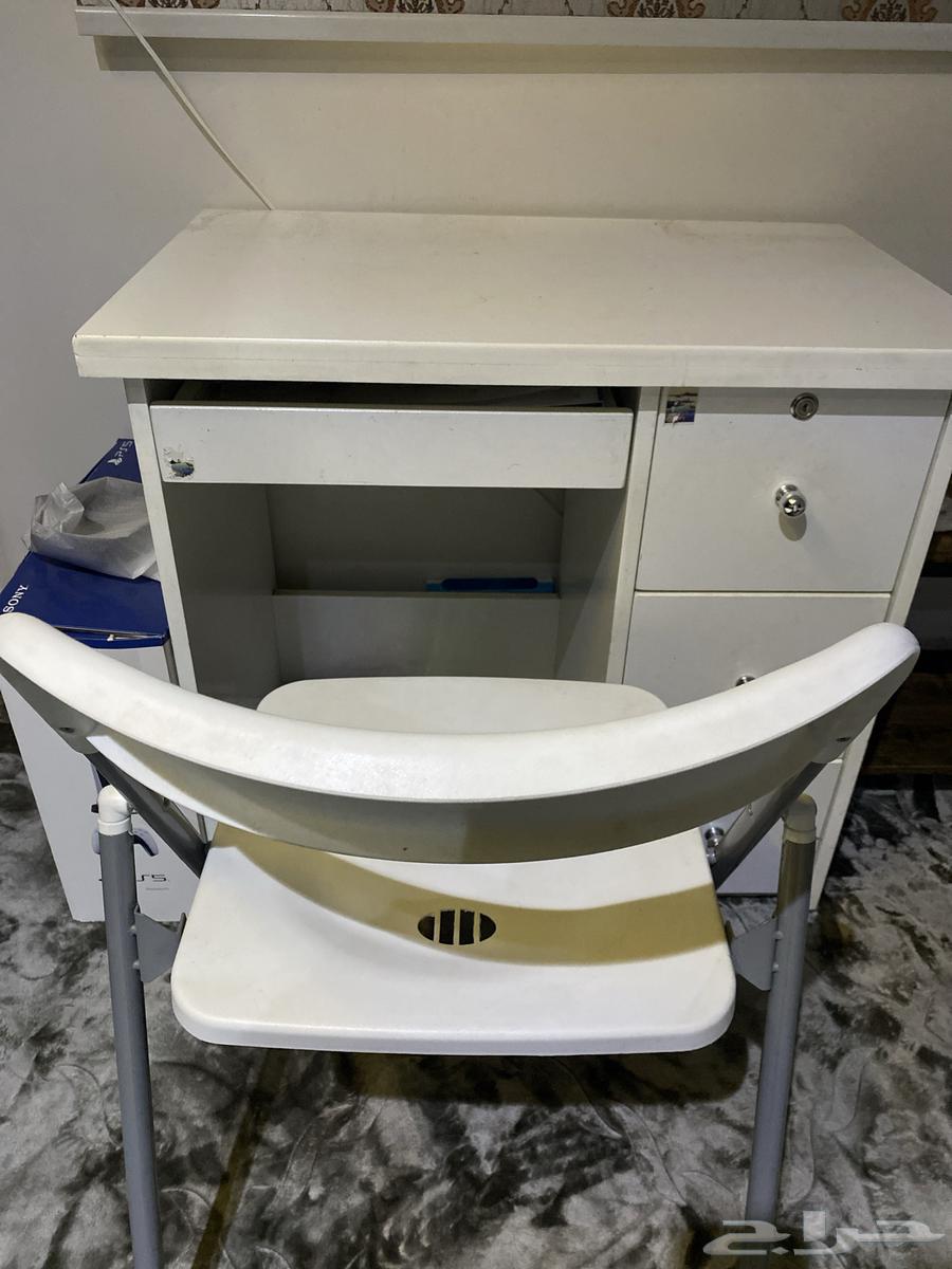 Desk with chair.64476239616258111
