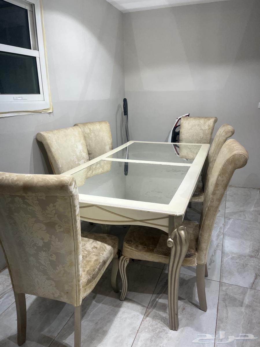 طاولة طعام ست اشخاص مستخدمة جيدة وفيها عمر64481250658947110