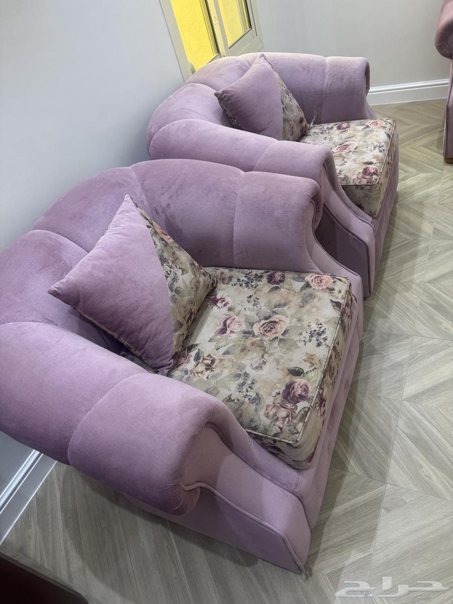 Old American sofa in need of reupholstering, frame and padding are excellent64474346418561112