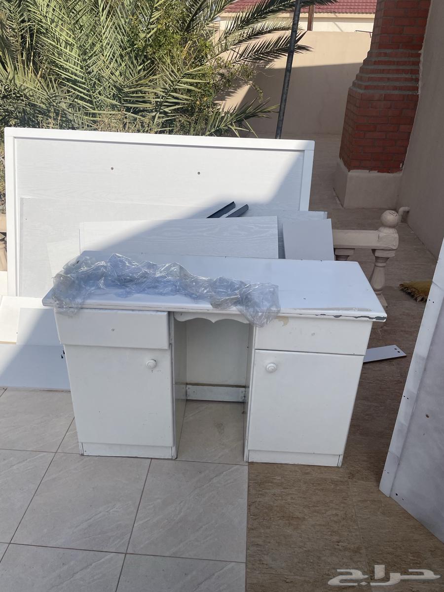 اثاث مستعمل ( سرير و طاولتين )64475543505793112