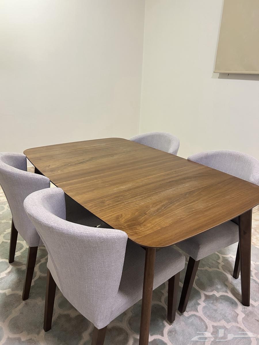 طاوله طعام نظيفه جدا  وجميله من هوم سنتر64477880651907110