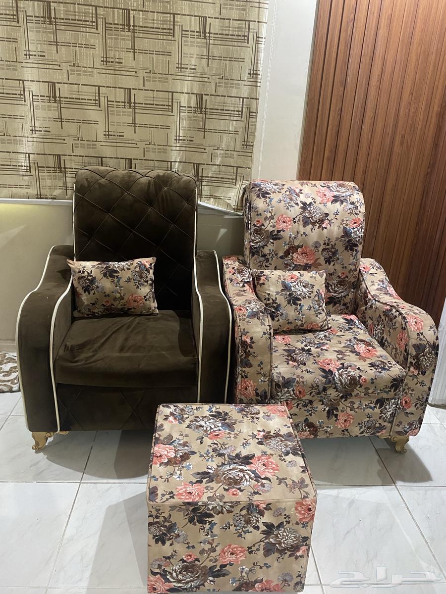 2 chairs and a table64475432577539110