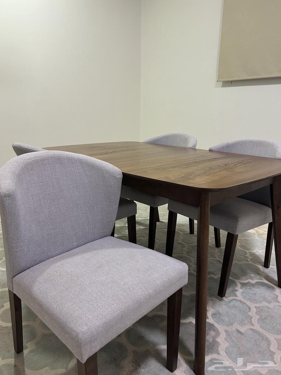 طاوله طعام نظيفه جدا  وجميله من هوم سنتر64477880651907111