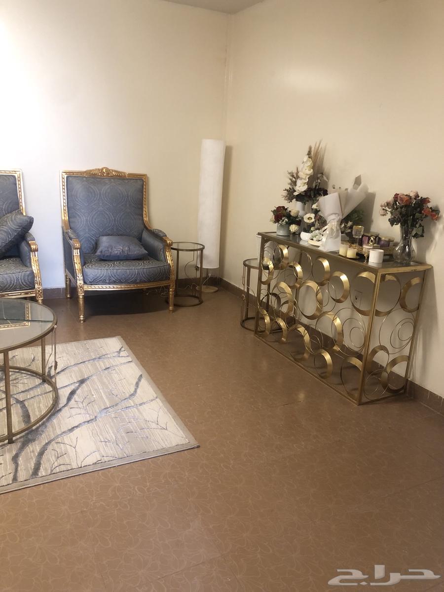 His brother's new sofa is very clean and has not been used64475418580866110