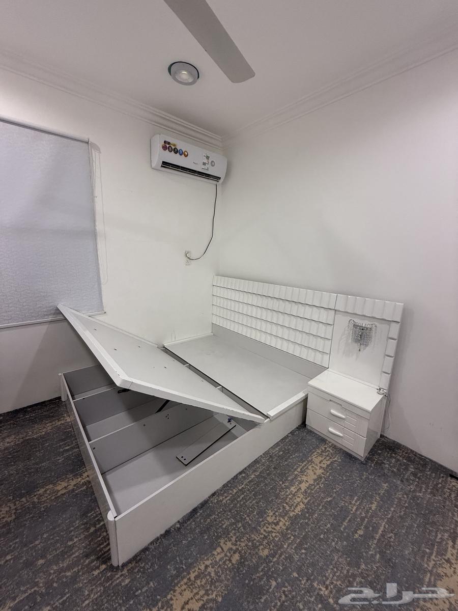 اثاث مستعمل ( سرير و طاولتين )64475543505793111