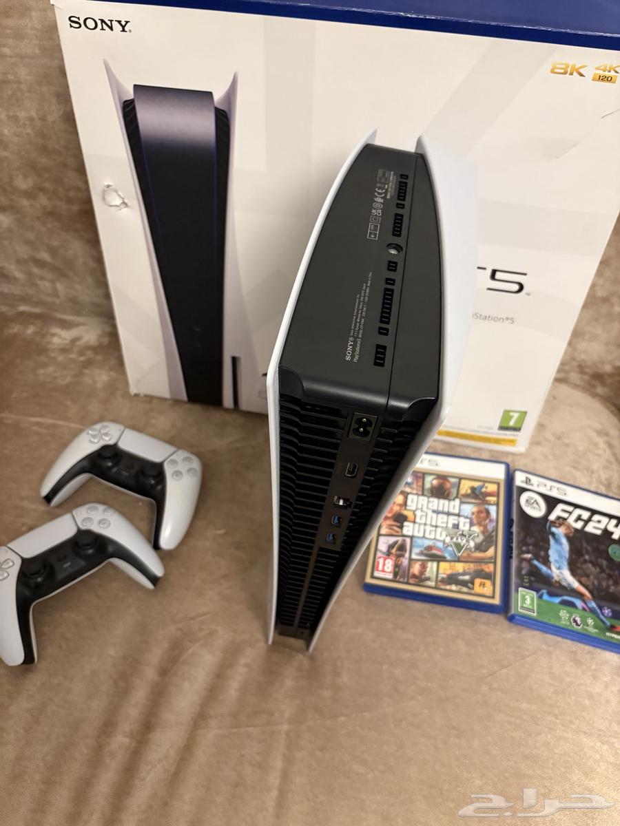 PlayStation 5 with two controllers and FIFA game disc and Grand Theft Auto disc (( Like New )) SD64474790601089114