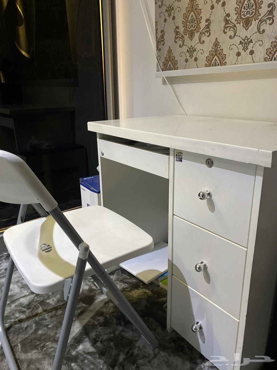 Desk with chair.64476239616258110