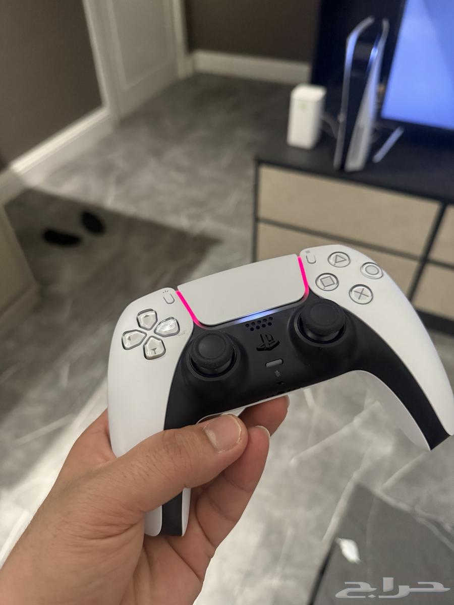 بلاستيشن 5 اقراص ومدمج ومعه يد معدله كلكات للبيع64474569253377110