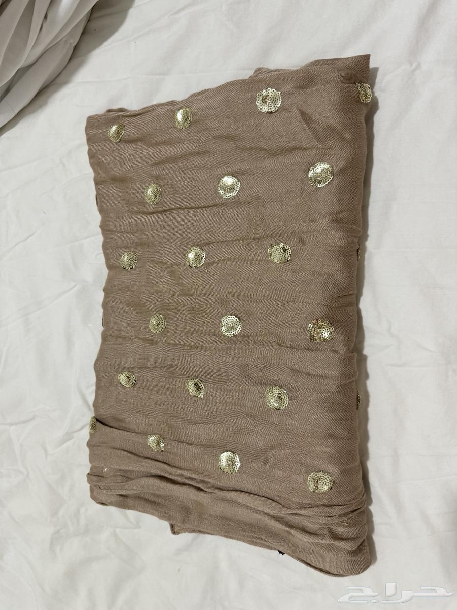 ملابس و أحذية و شنط و مناديل للبيع بأسعار رمزيه64476531184387112