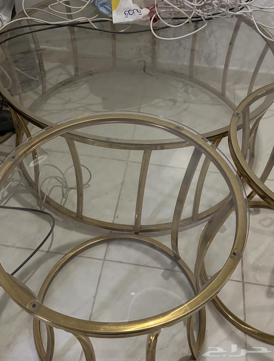 A large table, same picture with 2 serving tables, clean used64477506829186111