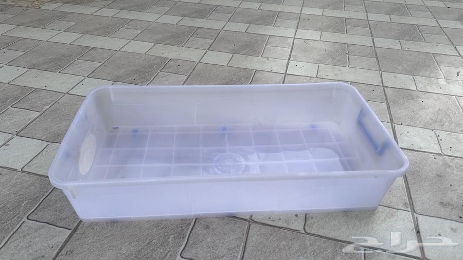 Plastic containers in different sizes64476365048451111