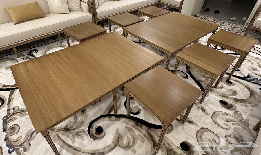 2 طاولات كبيرة مع 6 طاولات خدمة جديدة لم تستخدم على السوم64478594111491110