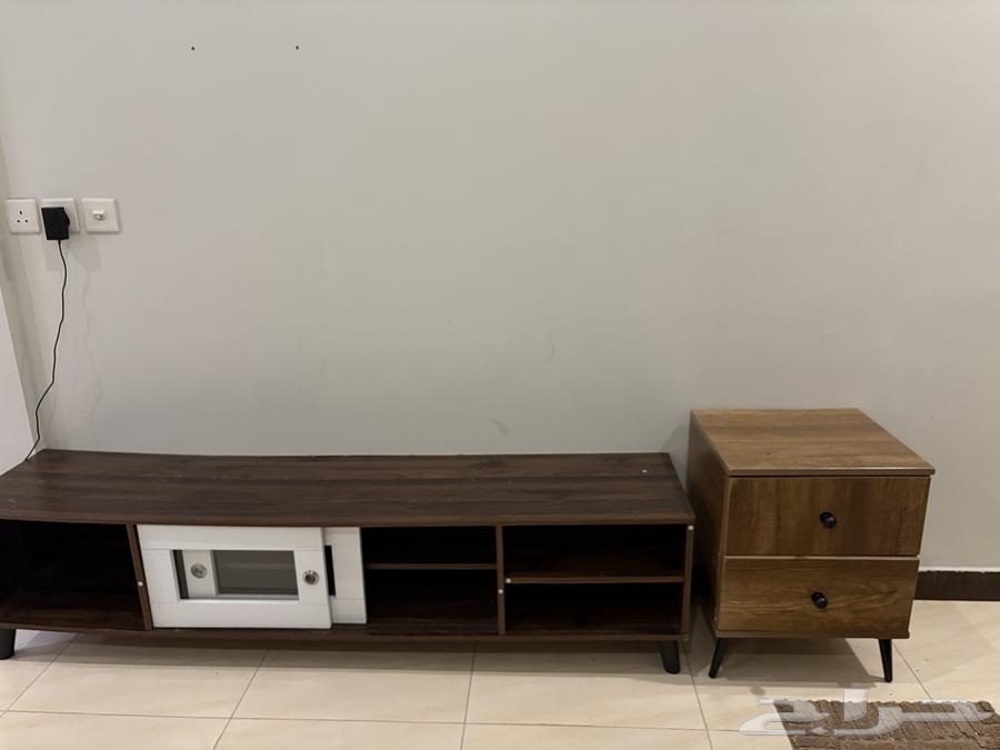 Table and commode64475515710339112