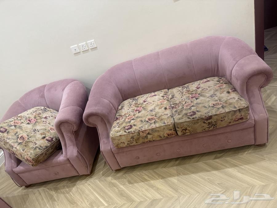 Old American sofa in need of reupholstering, frame and padding are excellent64474346418561114