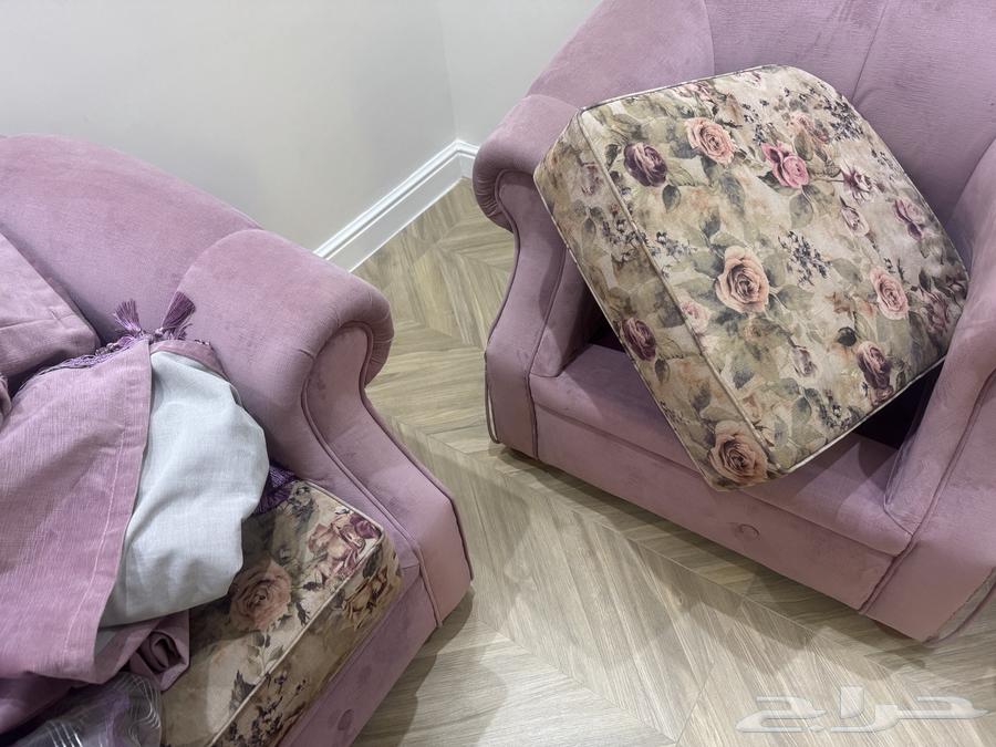 Old American sofa in need of reupholstering, frame and padding are excellent64474346418561111