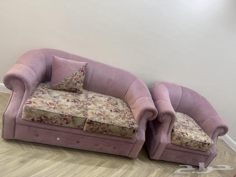 Old American sofa in need of reupholstering, frame and padding are excellent64474346418561113