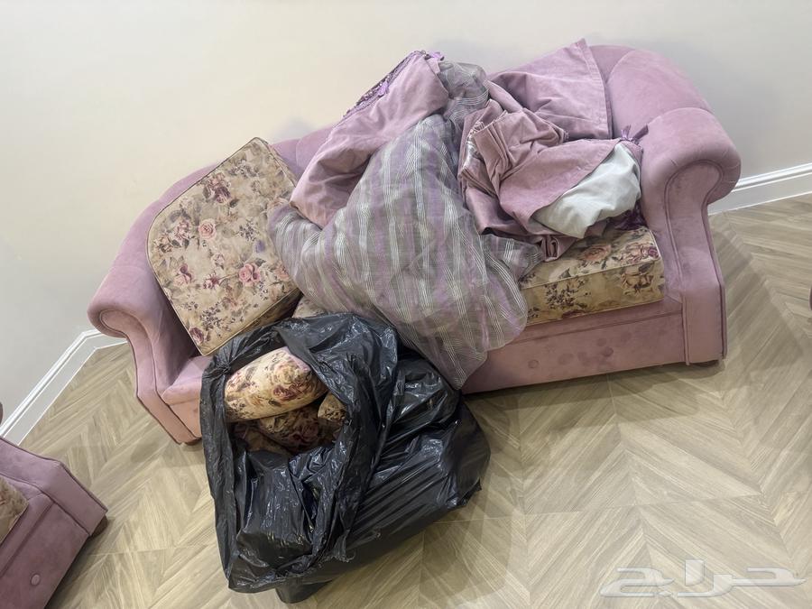 Old American sofa in need of reupholstering, frame and padding are excellent64474346418561110