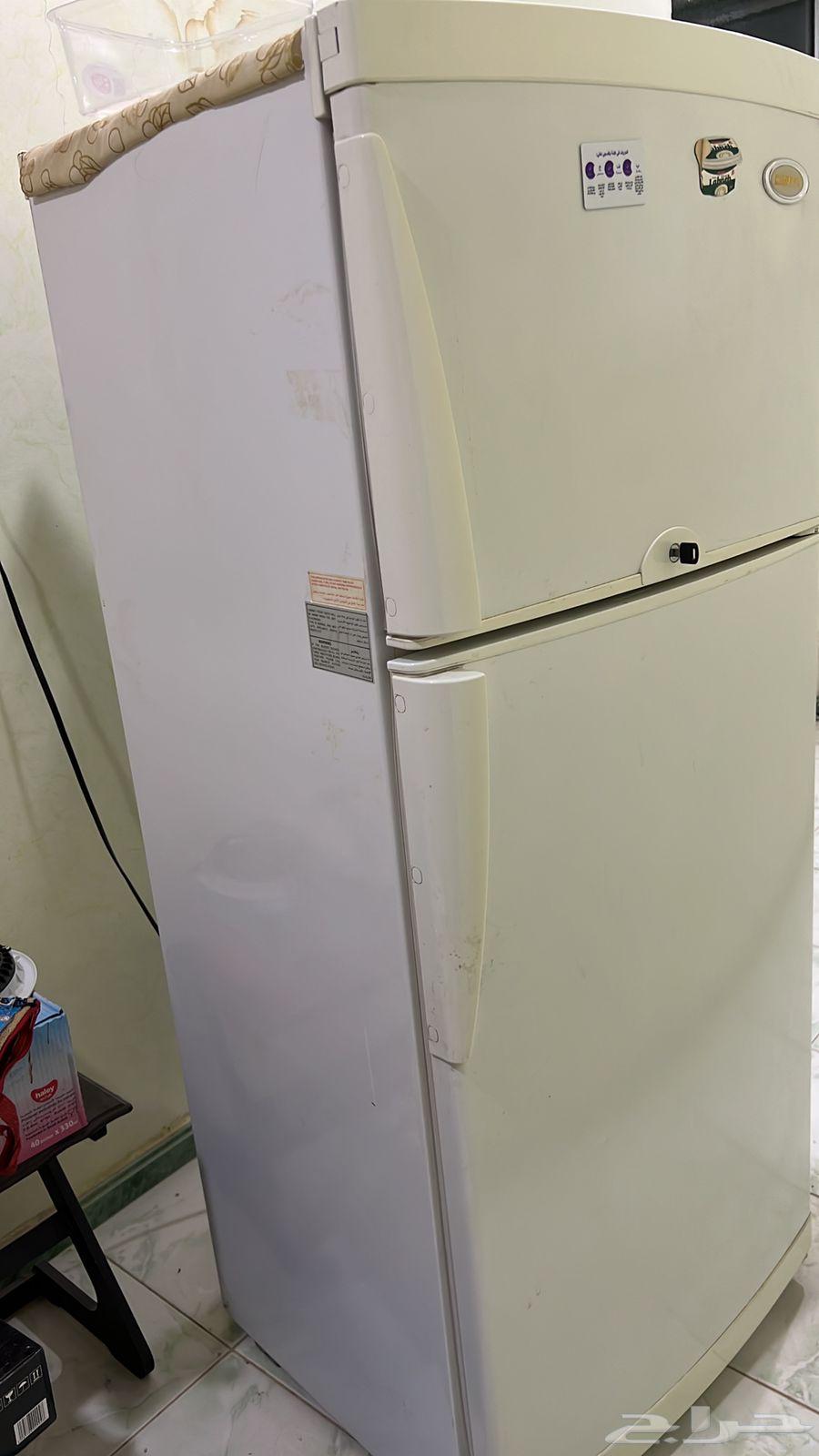 Clean fridge with freezer64472981387649110