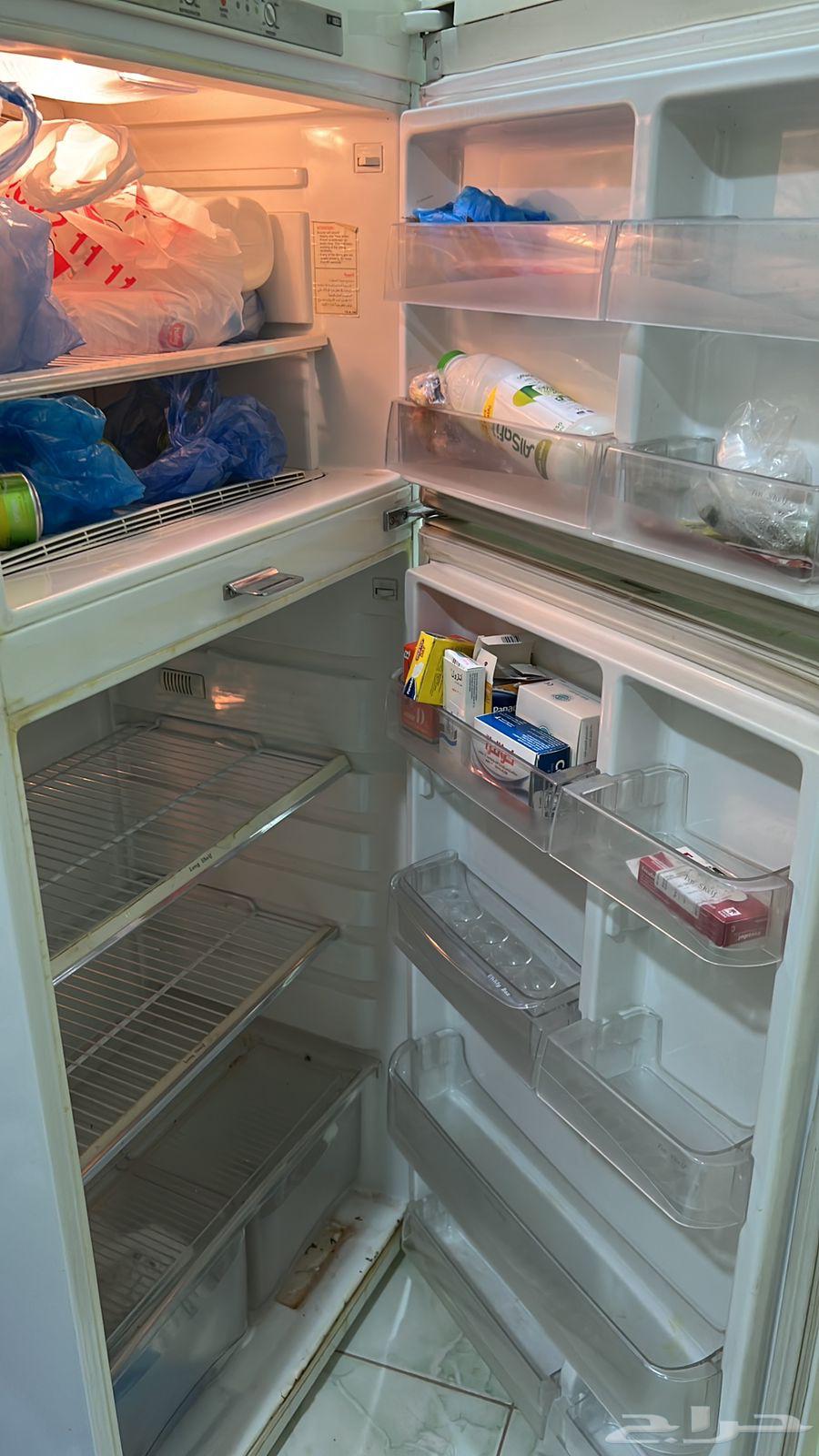 Clean fridge with freezer64472981387649111