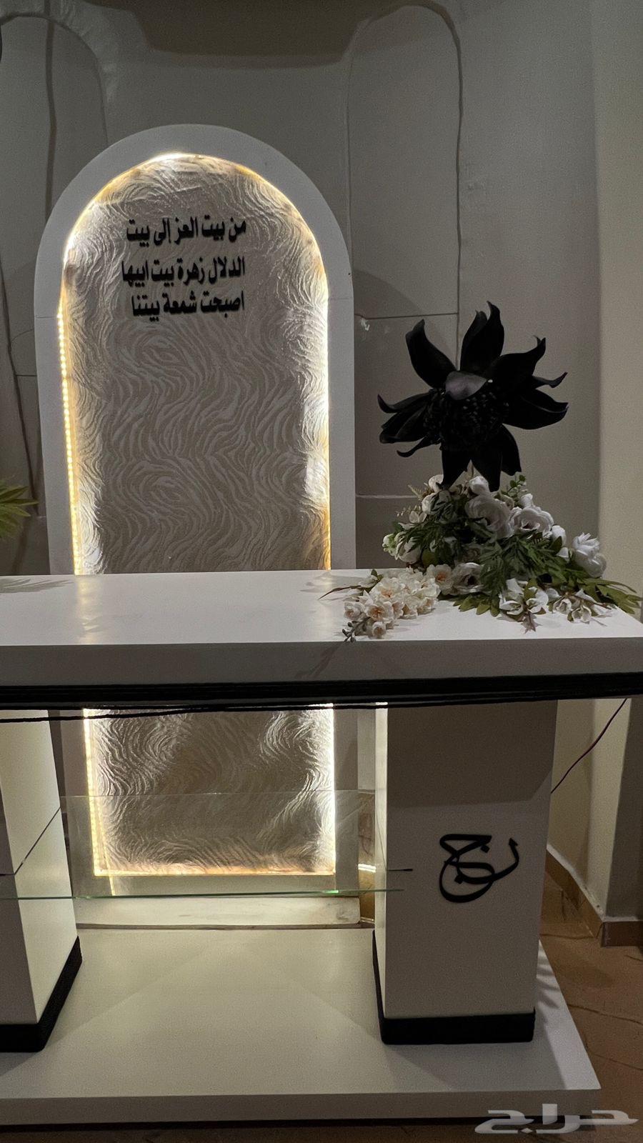 For sale queen wardrobe, table, and bridal wardrobe in very clean condition64472297479810112