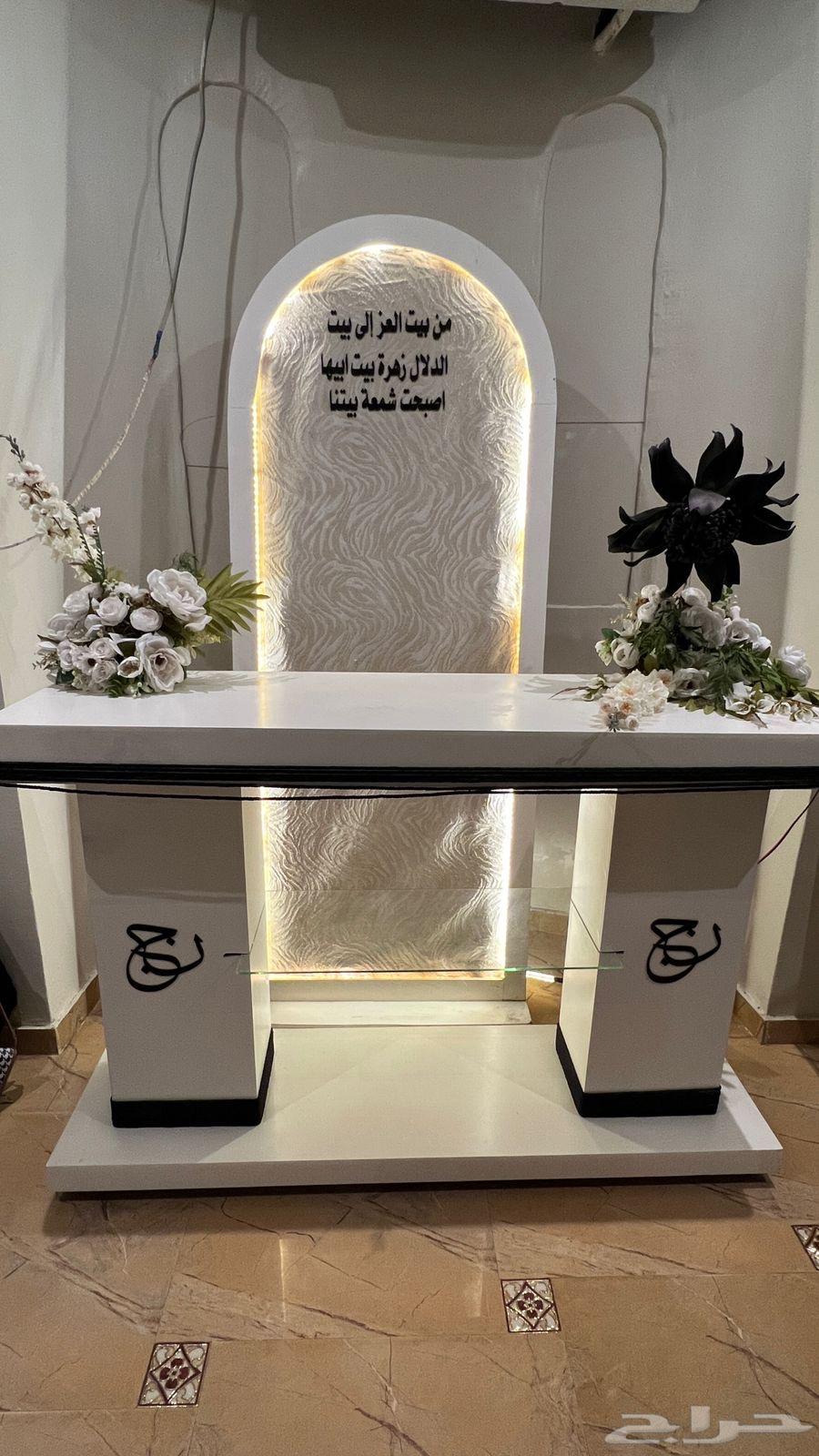 For sale queen wardrobe, table, and bridal wardrobe in very clean condition64472297479810110