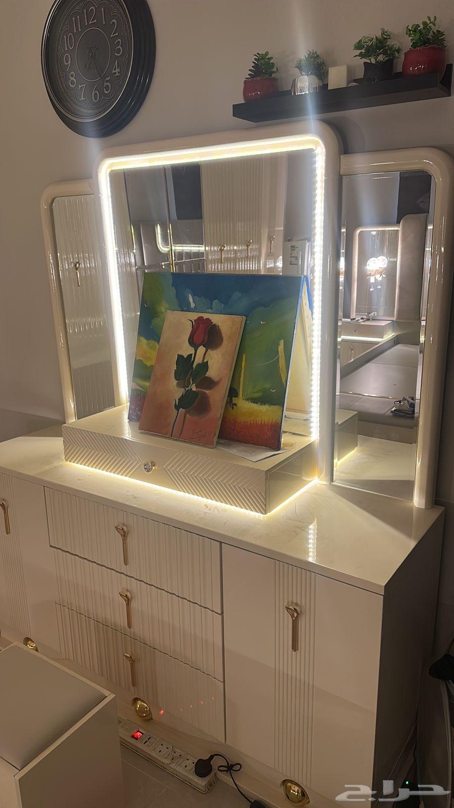 A new bedroom set that has not been used..64474028053762110