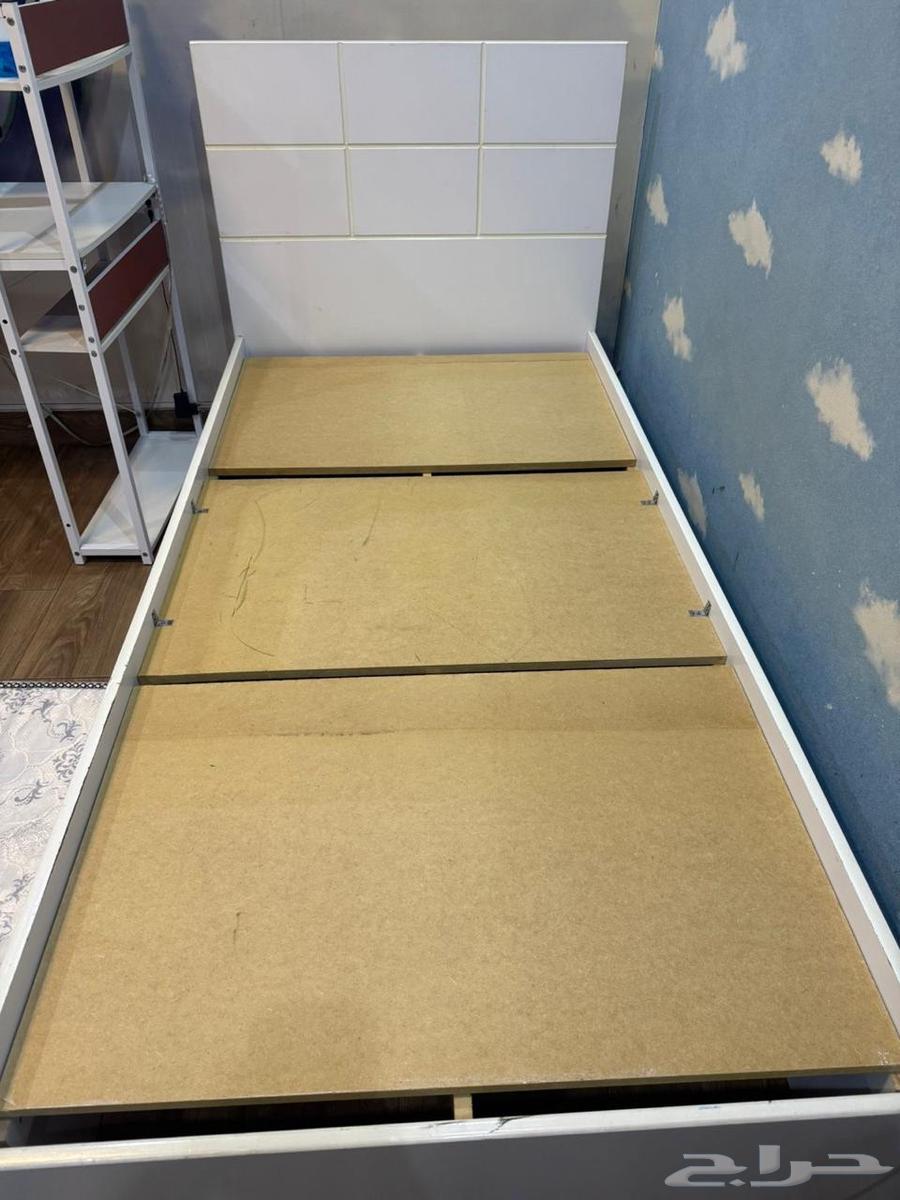 غرفة مكون من سريرين ودولاب 3 ابواب64471676801537113