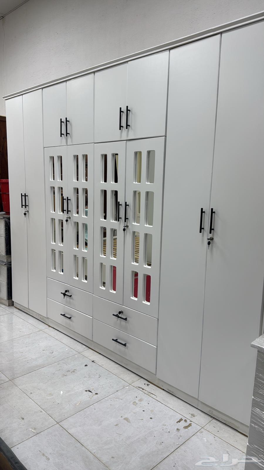 دواليب الملابس مستعملة نظيفة 8دورفا6درفا في غرفة نوم في سري64479051051011112