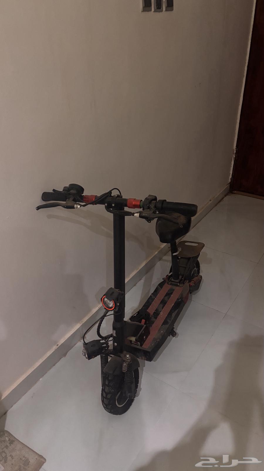 Monster scooter with two keys and charger64485916704898110