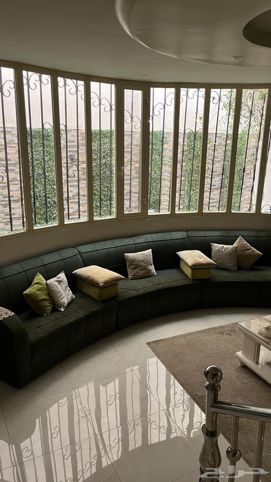 للبيع كنب دائري وطاوله64480455648258110