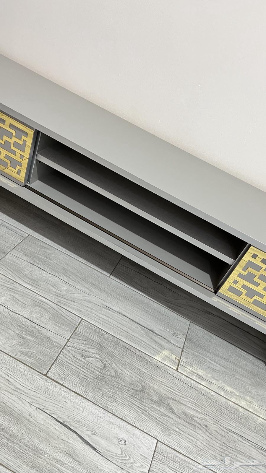 طاوله تلفزيون رمادي مع ذهبي64481305396483111