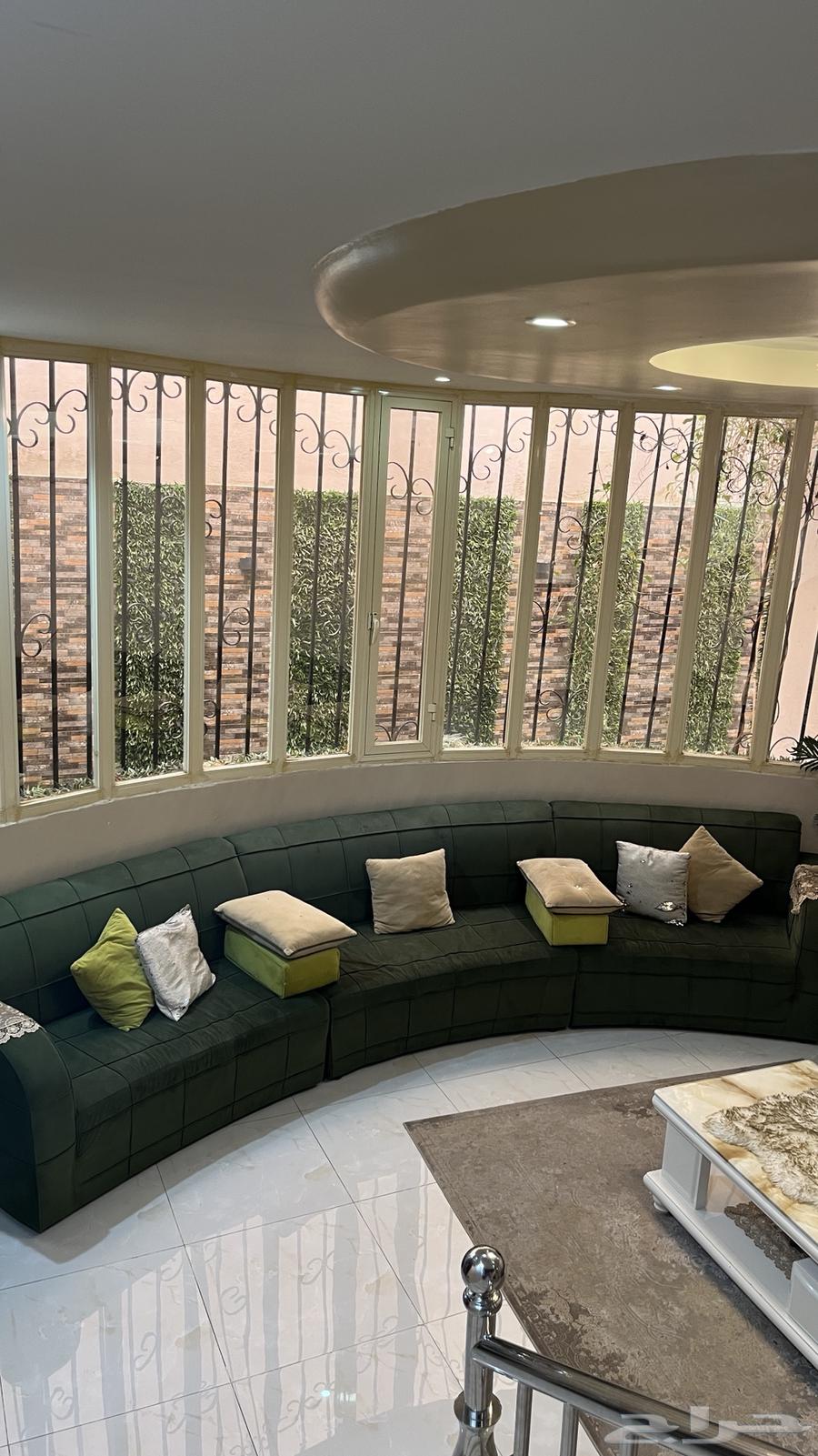 للبيع كنب دائري وطاوله64480455648258111