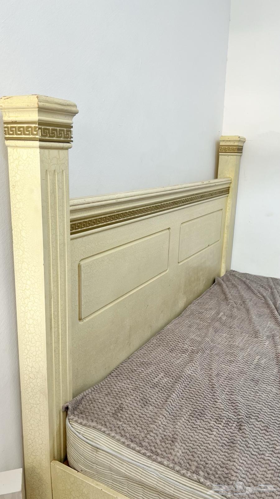 Double bed, very good wood quality, durable and new, no one has broken it yet64481477607042112