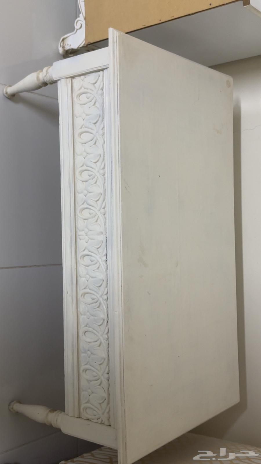 طاوله مستعمله للبيع السعر 200 قابل للمفاوضه64479342135938110