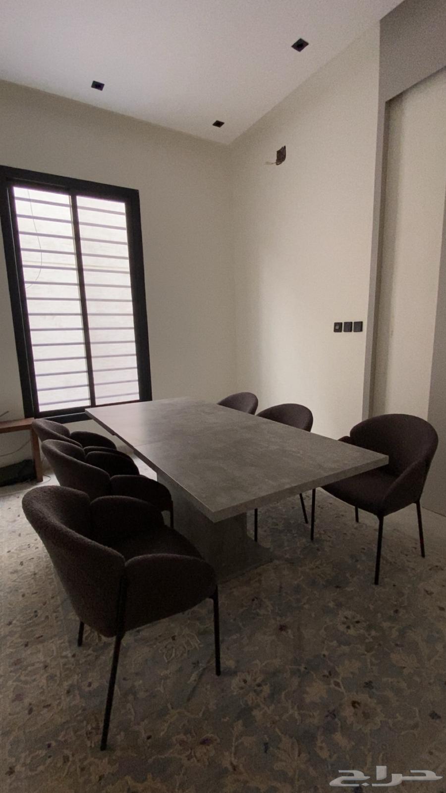 طاولة طعام و6 كراسي من آشلي جديده64482390363395110