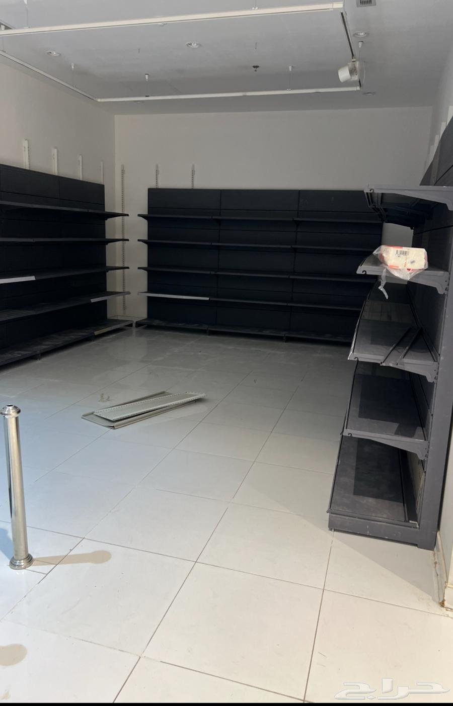 رفوف شبة جديده وعربيات مقاضي وسلال للبيع وطاولات وكاشيرات64479078700802111