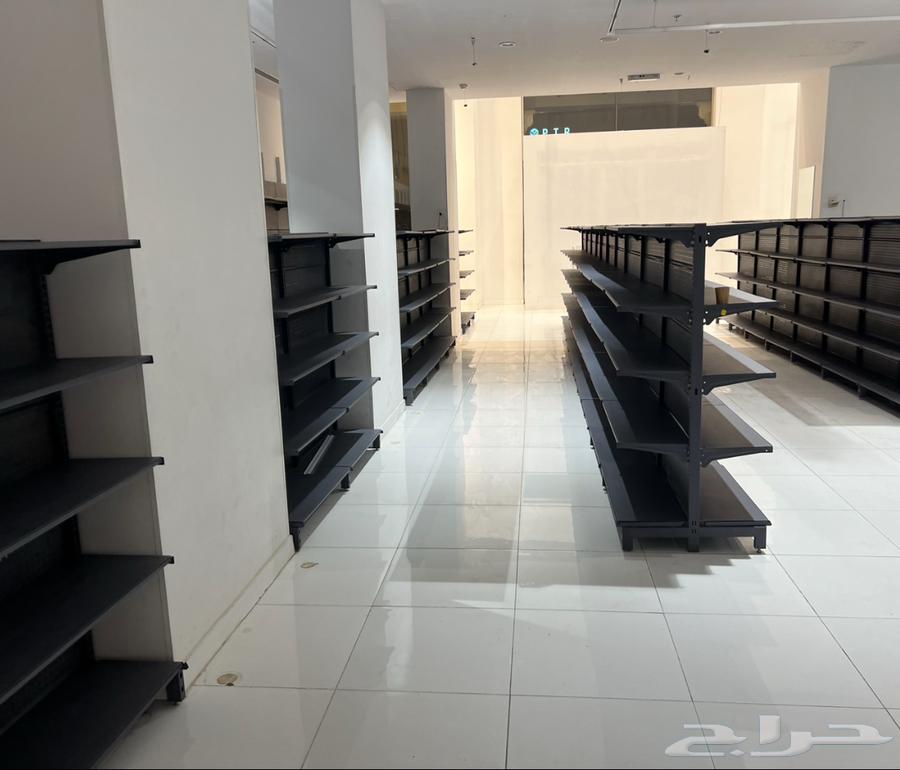 رفوف شبة جديده وعربيات مقاضي وسلال للبيع وطاولات وكاشيرات64479078700802113