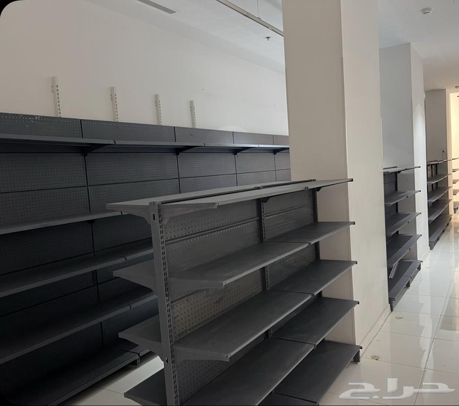 رفوف شبة جديده وعربيات مقاضي وسلال للبيع وطاولات وكاشيرات64479078700802114