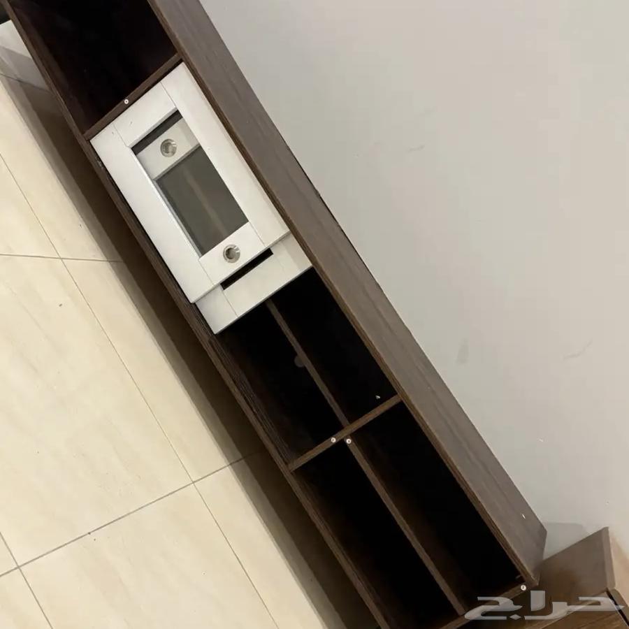 Table and commode64479383351553111