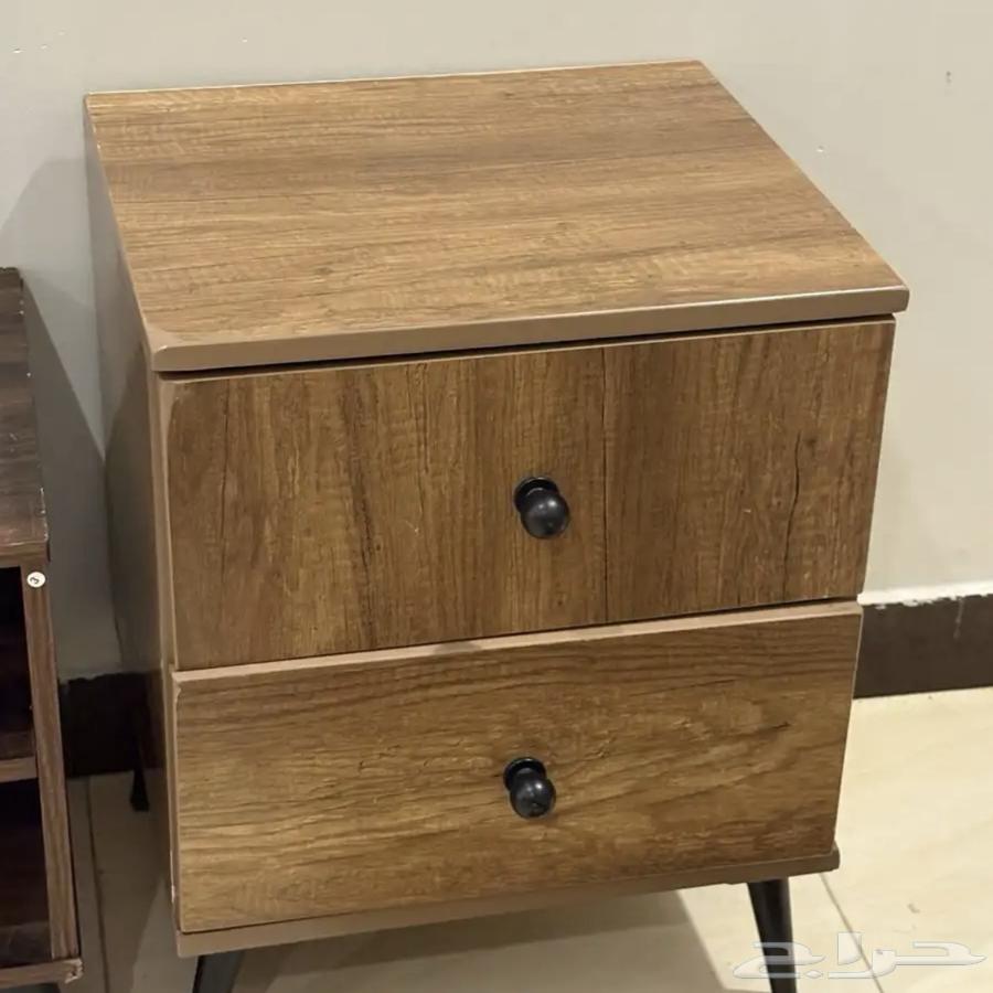 Table and commode64479383351553112