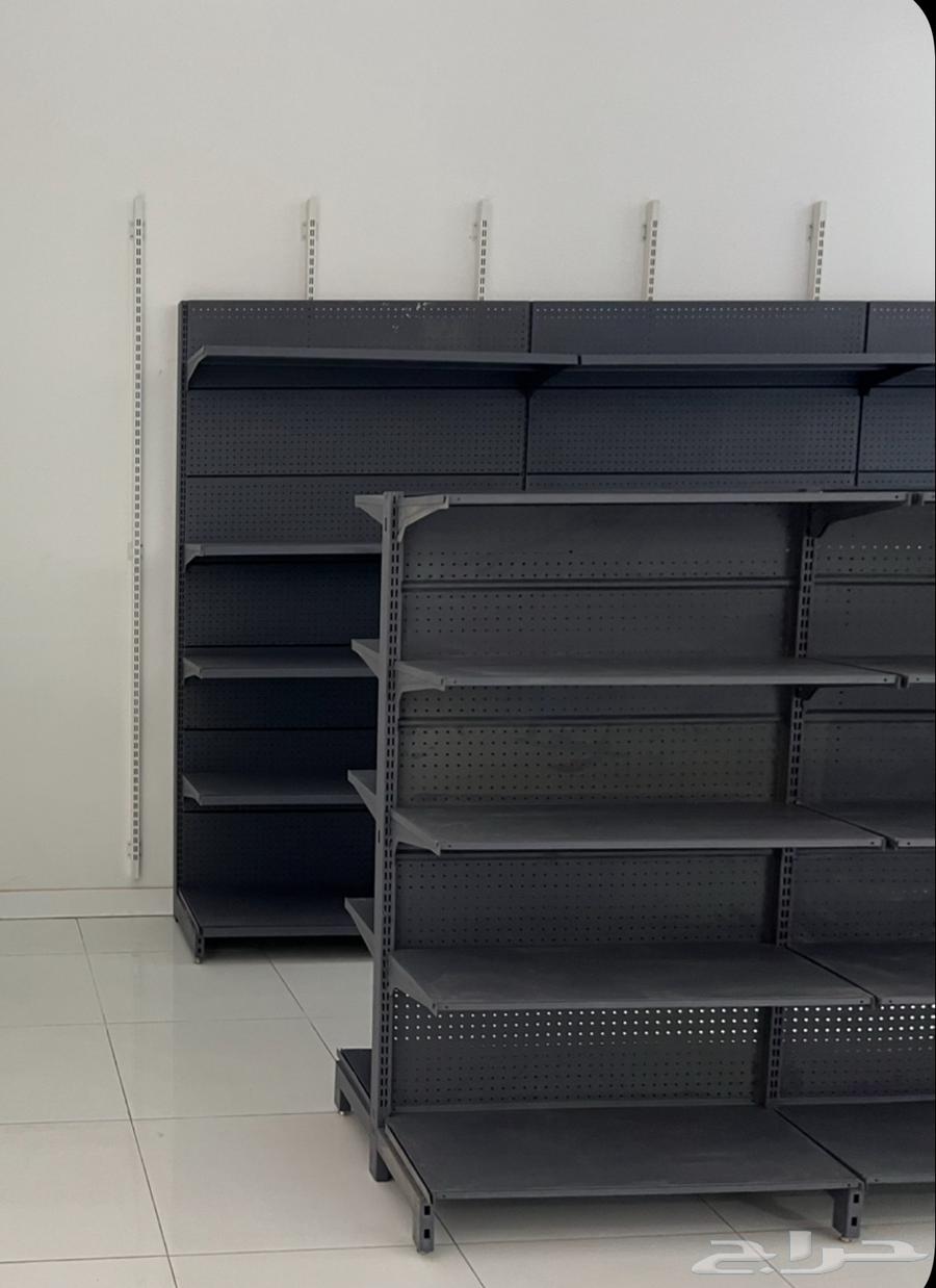 رفوف شبة جديده وعربيات مقاضي وسلال للبيع وطاولات وكاشيرات64479078700802110