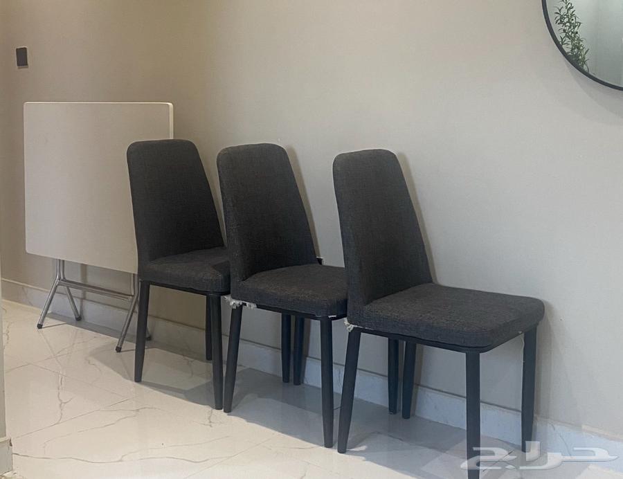 Dining table and three chairs with a tablecloth64481723146625110