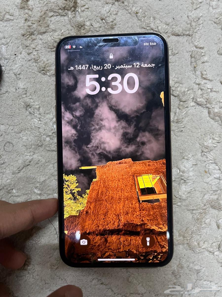 ايفون اكس اس بطاريه 74 معلق على 74 له ثلاثه سنين64479838171393112