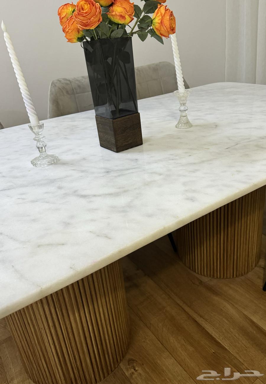 طاوله للبيع شبه جديده موديل حديث64478995131010110