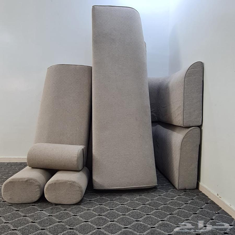 Beige cushion in very good condition 4 5 with 3 marks 2 corners64480840590466110