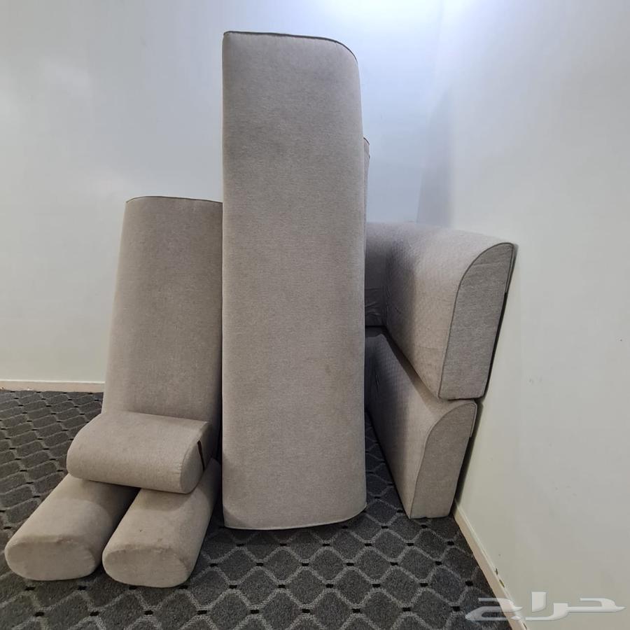 Beige cushion in very good condition 4 5 with 3 marks 2 corners64480840590466112