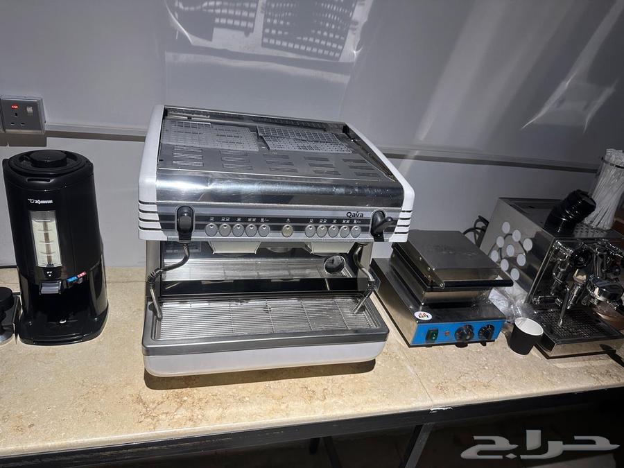 مكينة قهوة و كراسي64484144064643111