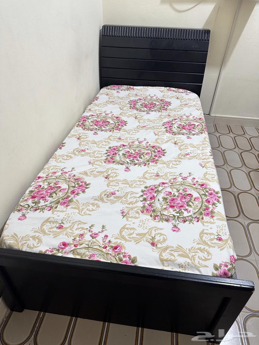 سرير خشبي نظيف نفر واحد64481558418819110