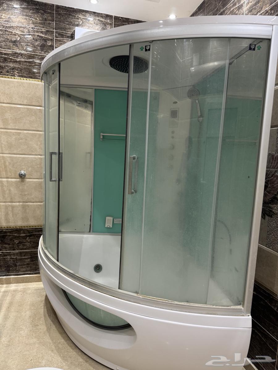 Jacuzzi and steam in good condition64486538125954110