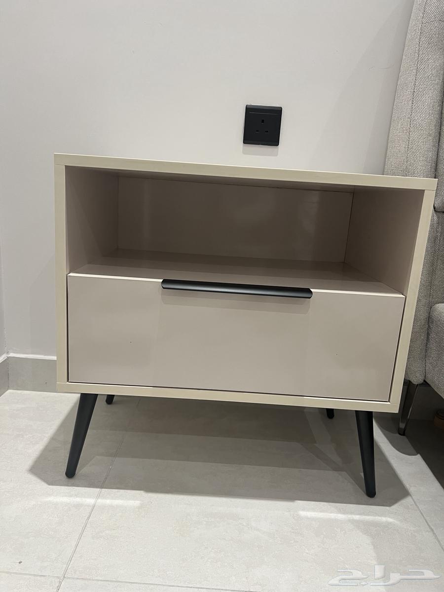 للبيع أثاث غرفة نوم (تسريحة - كمودينات) استخدام 3 أشهر فقط64485737220865112